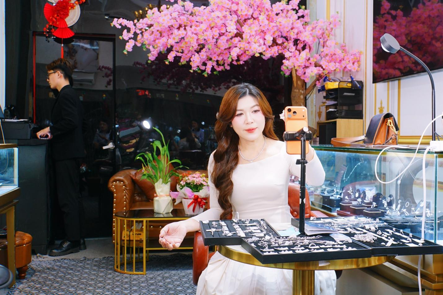 CEO LuxJy Jewelry trực tiếp bán hàng trên livestream 4 LuxJy Jewelry a3.jpg