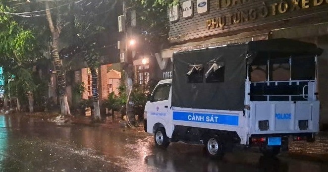 Người đàn ông cầm dao cố thủ gần 2 ngày trong quán cà phê, đòi tự sát