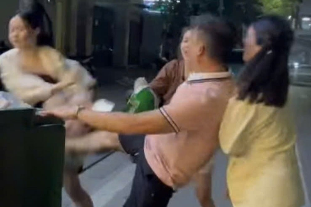 Nguyên nhân vụ người đàn ông đạp vào bụng phụ nữ giữa phố Hà Nội