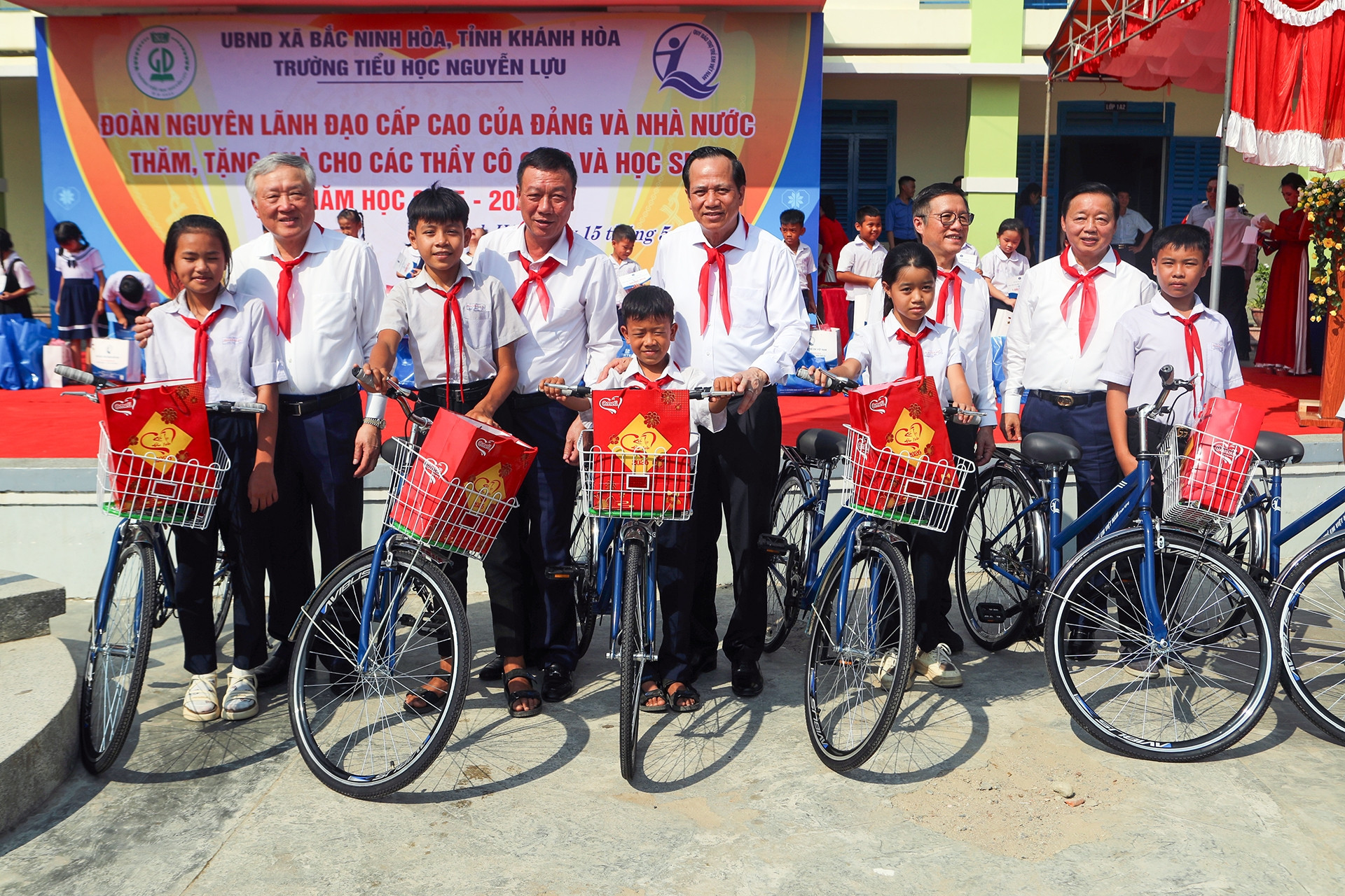 Những món quà ý nghĩa của đoàn nguyên lãnh đạo Chính phủ