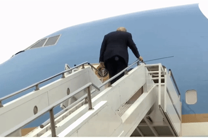 Ông Trump giơ nắm đấm đầy khí thế khi lên máy bay rời Trung Quốc