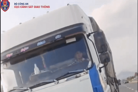 Tài xế xe tải lạng lách, không chấp hành hiệu lệnh CSGT bị phạt 64 triệu đồng