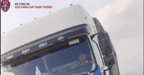 Tài xế xe tải lạng lách, không chấp hành hiệu lệnh CSGT bị phạt 64 triệu đồng 관련 이미지