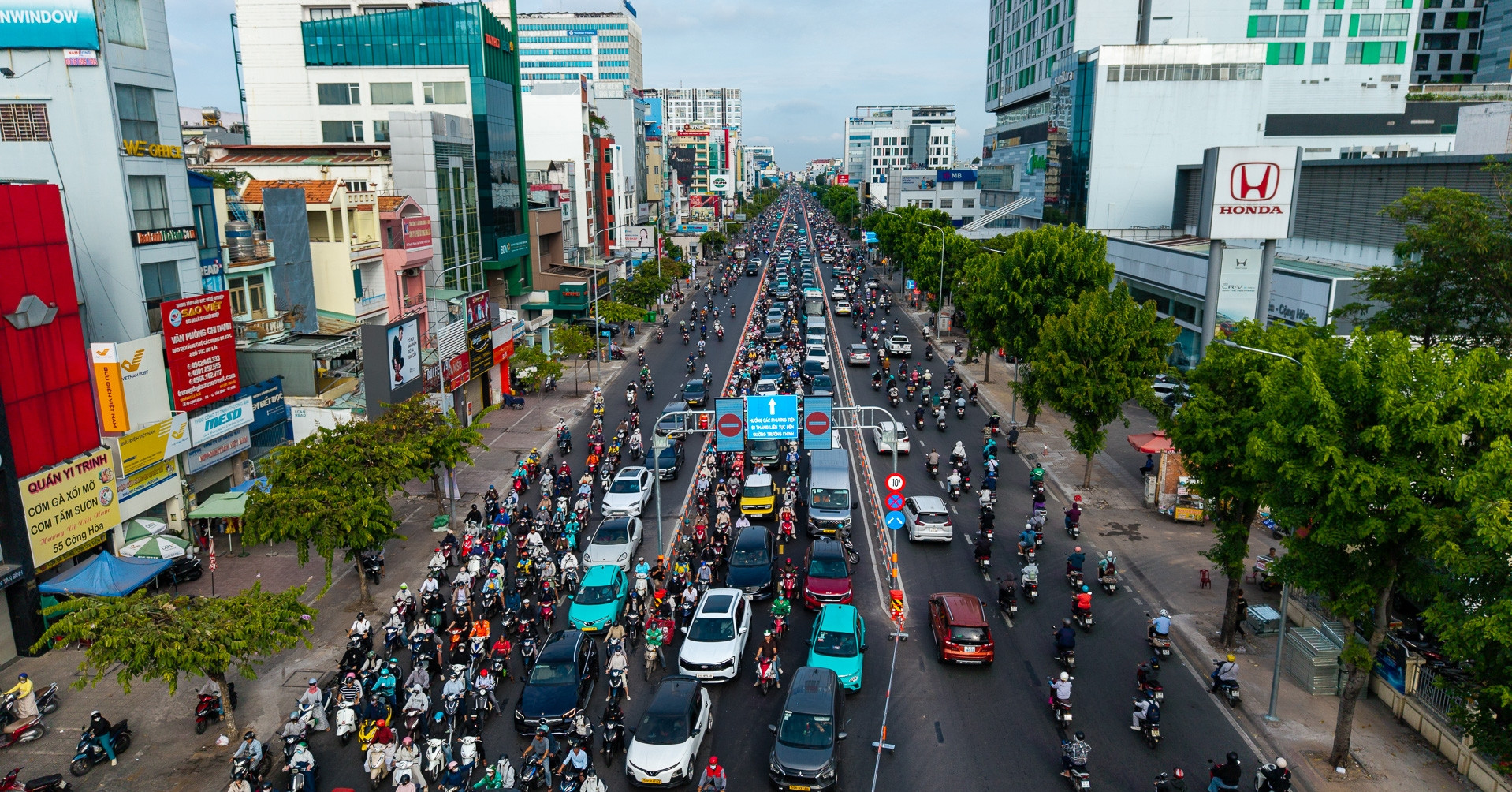 TPHCM đảo chiều đường Cộng Hòa ngày đầu: Người dân bối rối tìm lối đi