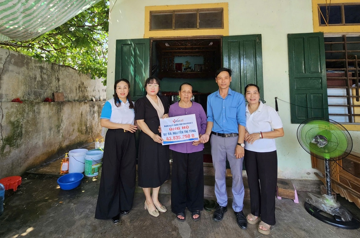 Trao hơn 43 triệu đồng đến mẹ già 75 tuổi nuôi con gái tâm thần và 2 cháu ngoại