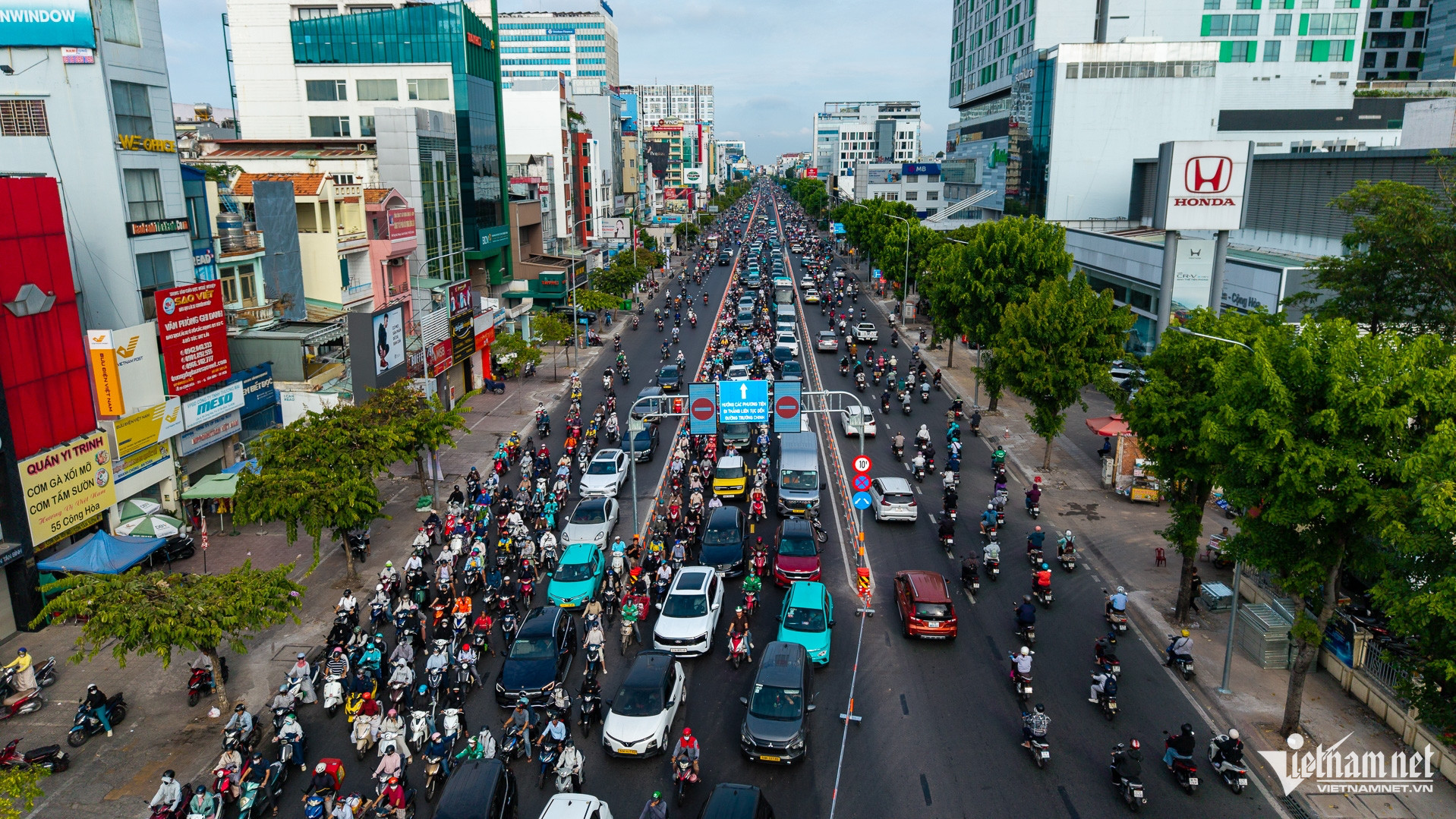 W-đường Cộng Hoà sau ngày phân làn mới Tuấn Hùng 12.jpg