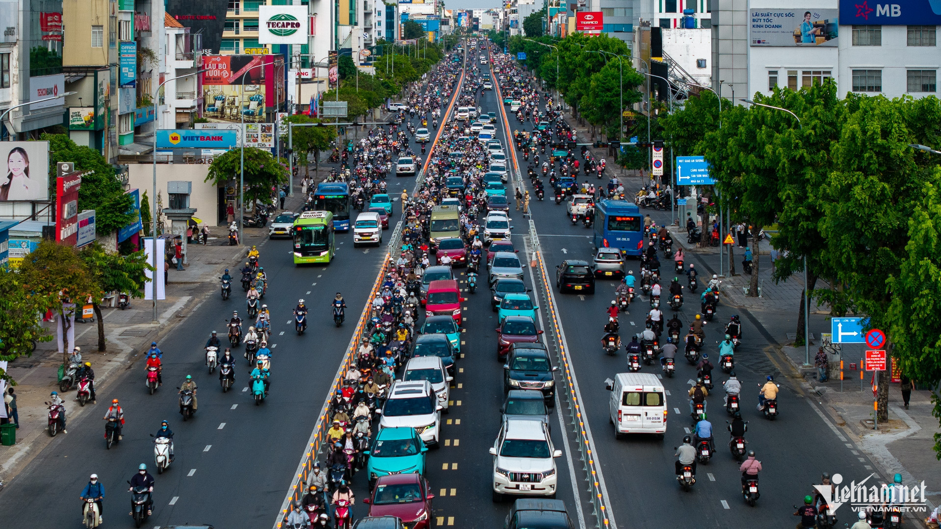 W-đường Cộng Hoà sau ngày phân làn mới Tuấn Hùng 14.jpg