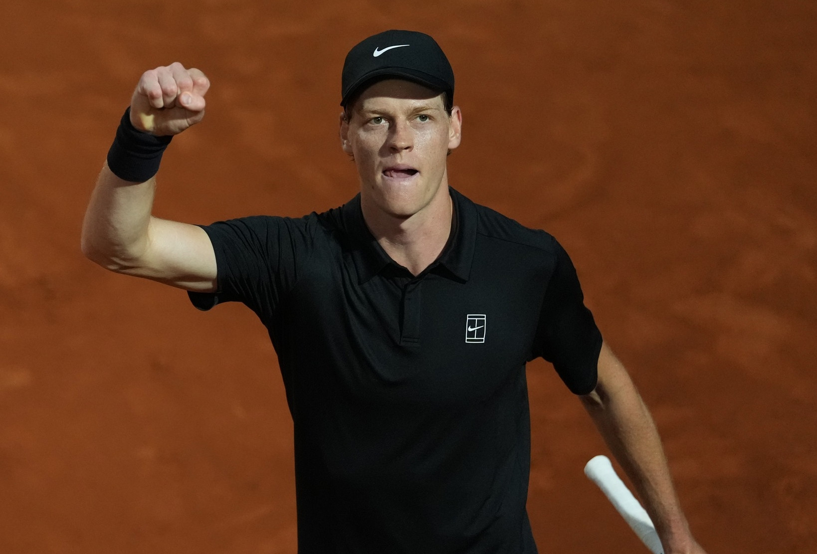 Sinner hạ Medvedev, thẳng tiến chung kết Rome Open