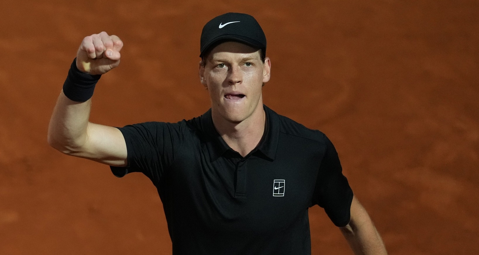 Sinner hạ Medvedev, thẳng tiến chung kết Rome Open