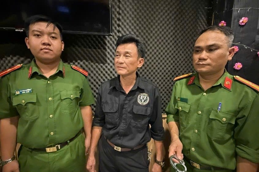 Bắt tạm giam người đàn ông lái xe Jeep chạy ngược chiều, đe dọa tài xế xe ôm