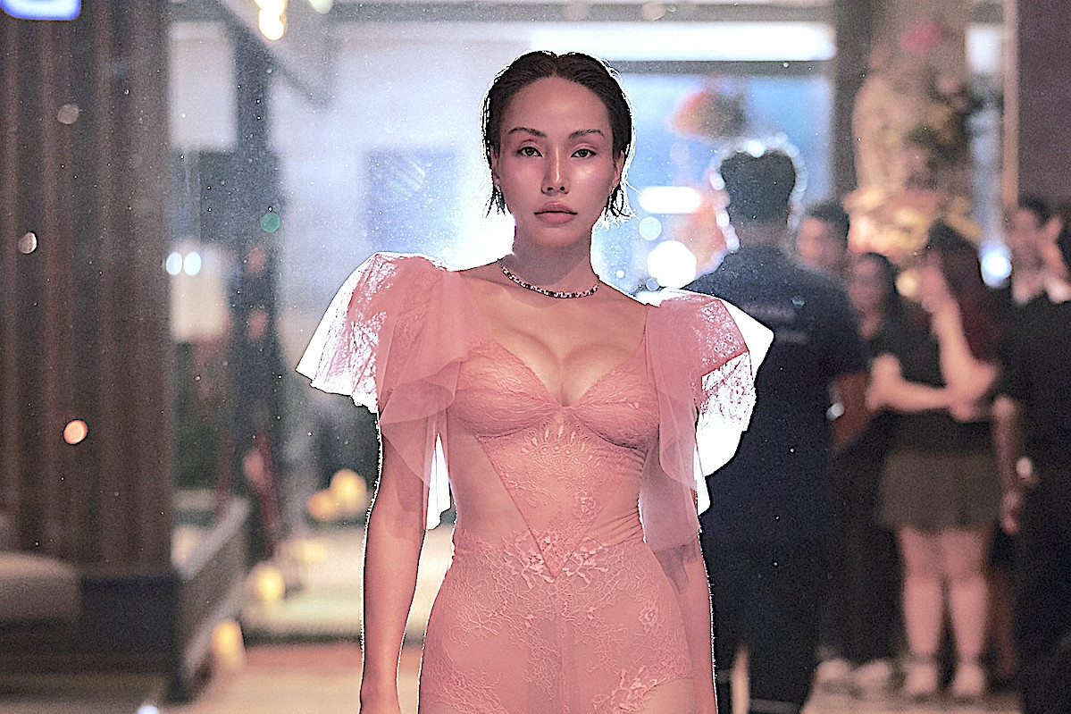 Ca sĩ Gigi Hương Giang, diễn viên Thu Anh 'Địa đạo' gợi cảm đến khó tin
