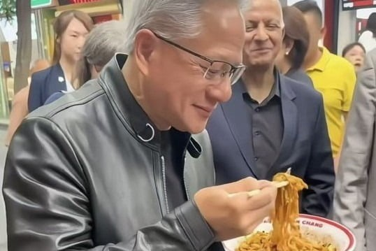 CEO Nvidia Jensen Huang ăn mì vỉa hè ở Bắc Kinh