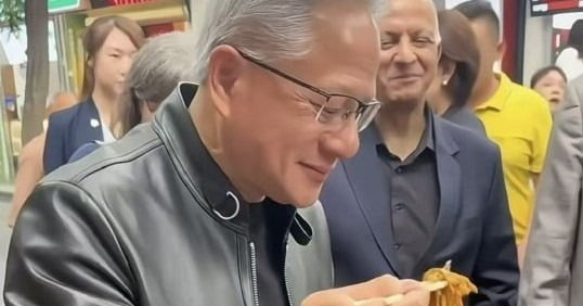 CEO Nvidia Jensen Huang ăn mì vỉa hè ở Bắc Kinh