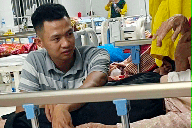 Chàng trai Nghệ An chăm bà nội U90 ở bệnh viện khiến nhiều người xúc động