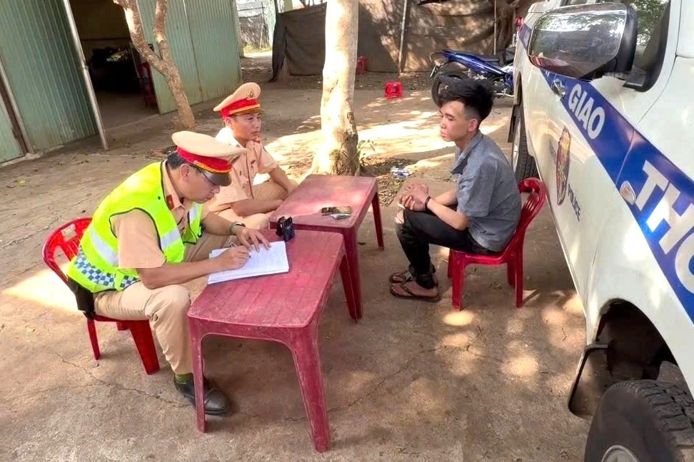CSGT Đắk Lắk bắt nóng nghi phạm cướp vàng đang chạy trốn trên xe khách