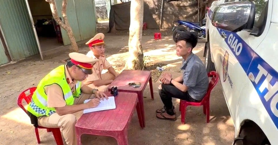 CSGT Đắk Lắk bắt nóng nghi phạm cướp vàng đang chạy trốn trên xe khách