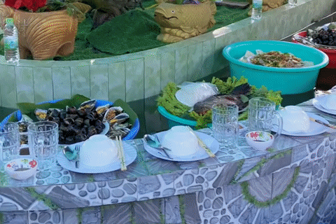 Đám giỗ độc lạ ở An Giang, gia chủ bày món trên chậu nhựa, tự trôi giữa bể cá