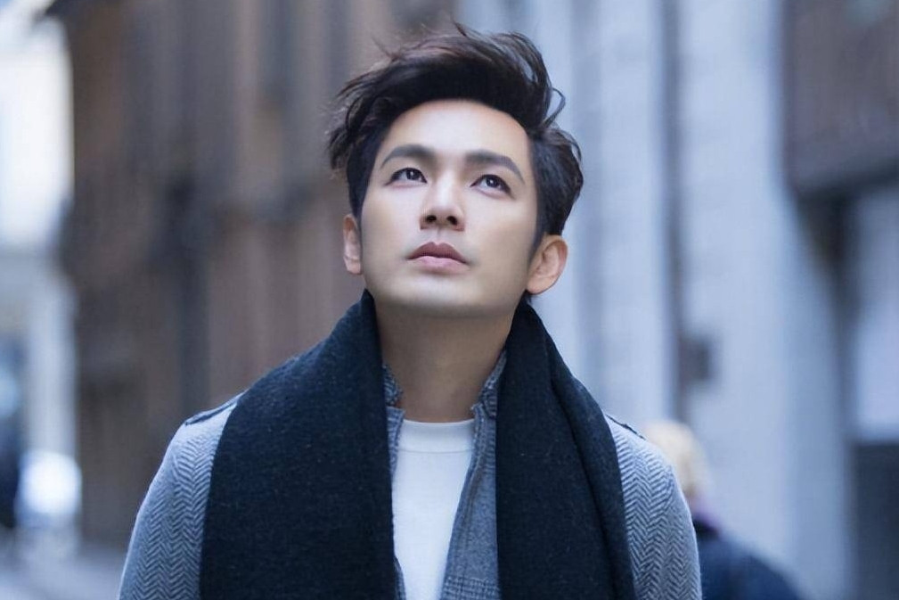 Diễn viên Chung Hán Lương tuổi 52 giữ phong độ nam thần, giấu kín chuyện đời tư