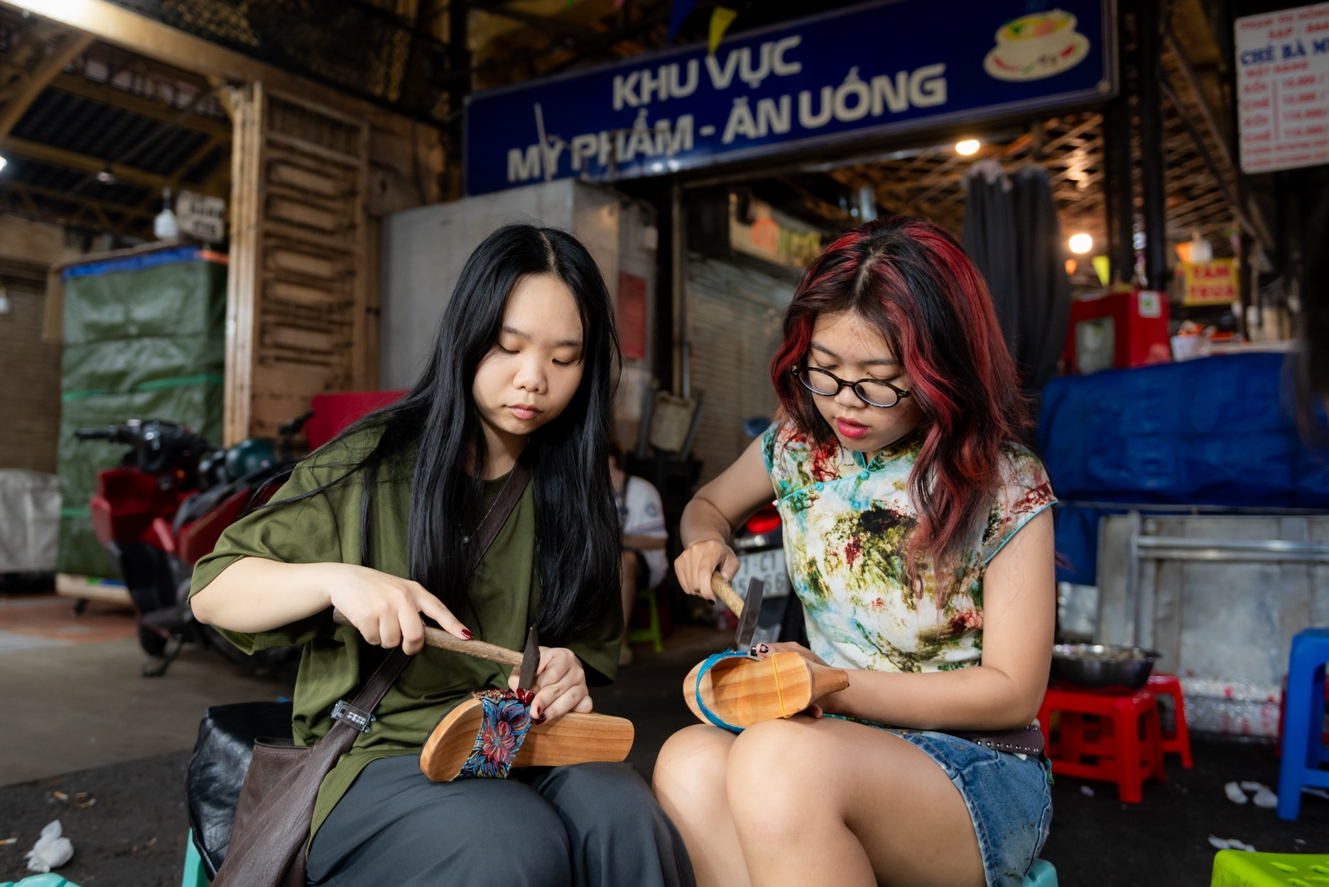 Giới trẻ thích thú check-in, trải nghiệm đóng guốc mộc ở chợ Tân Định