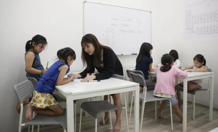 hoc them tai Singapore.jpg