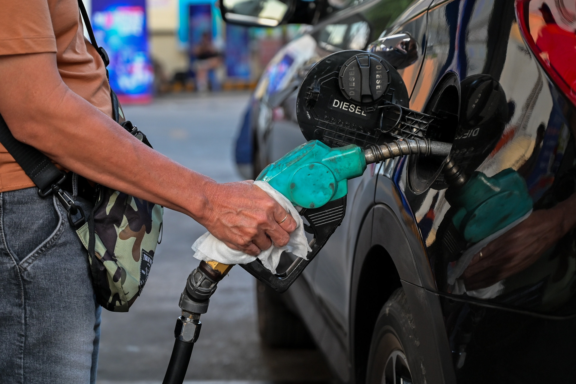  Giá xăng dầu hôm nay 16/5: Xăng hạ gần 10.000 đồng/lít, dầu diesel đã giảm mạnh 17.562 đồng/lít từ đỉnh 