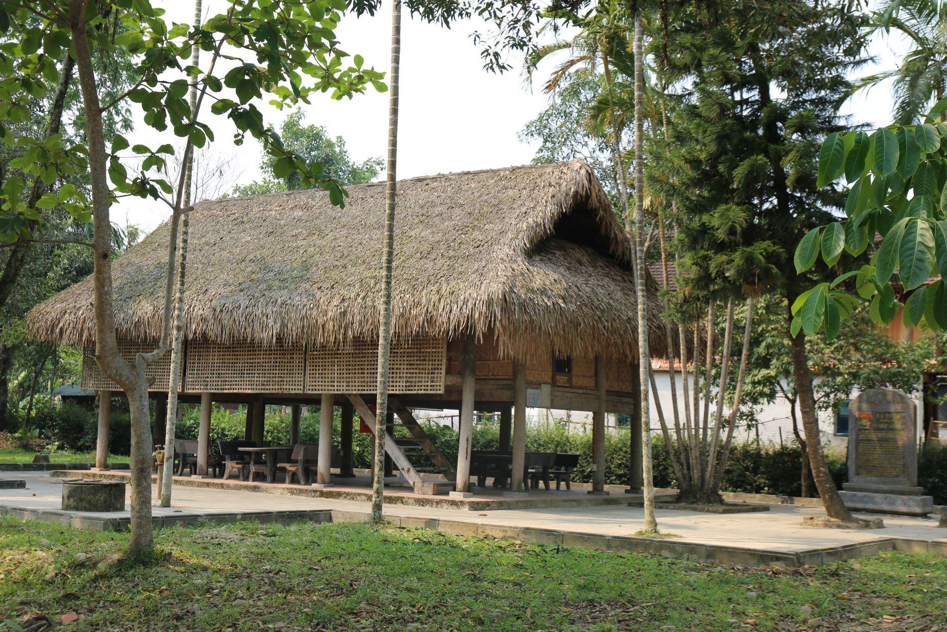Ngôi nhà sàn cụ Vi Văn Khang.jpg