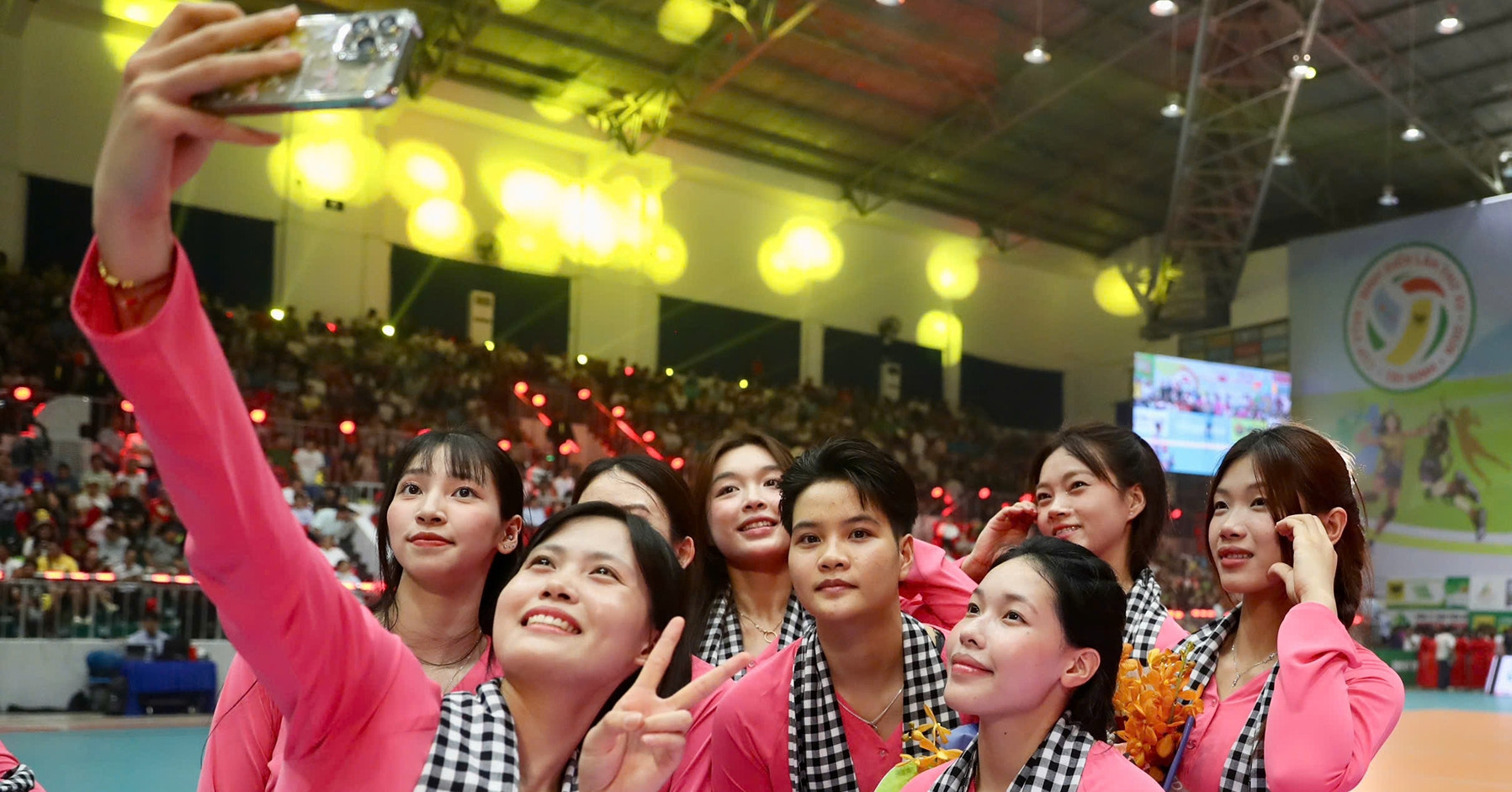 Thanh Thuý và các chân dài bóng chuyền gây sốt ở Cúp VTV9