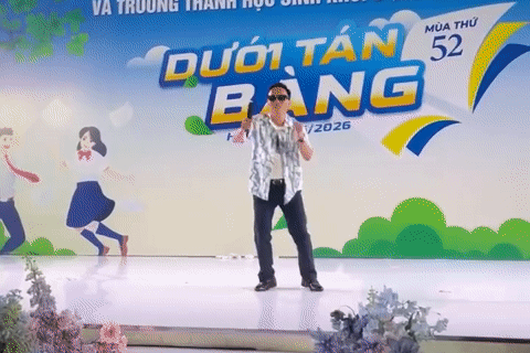 Thầy hiệu trưởng nhảy và hát ‘cực sung’ trong ngày trưởng thành của học sinh lớp 9