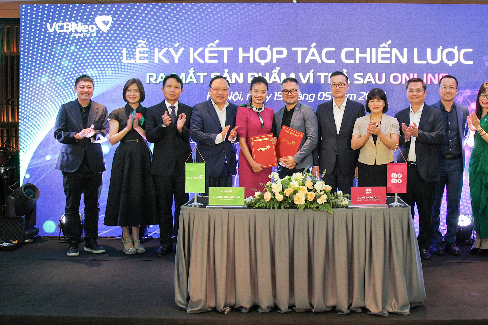  VCBNeo hợp tác MoMo, ra mắt Ví trả sau Online 