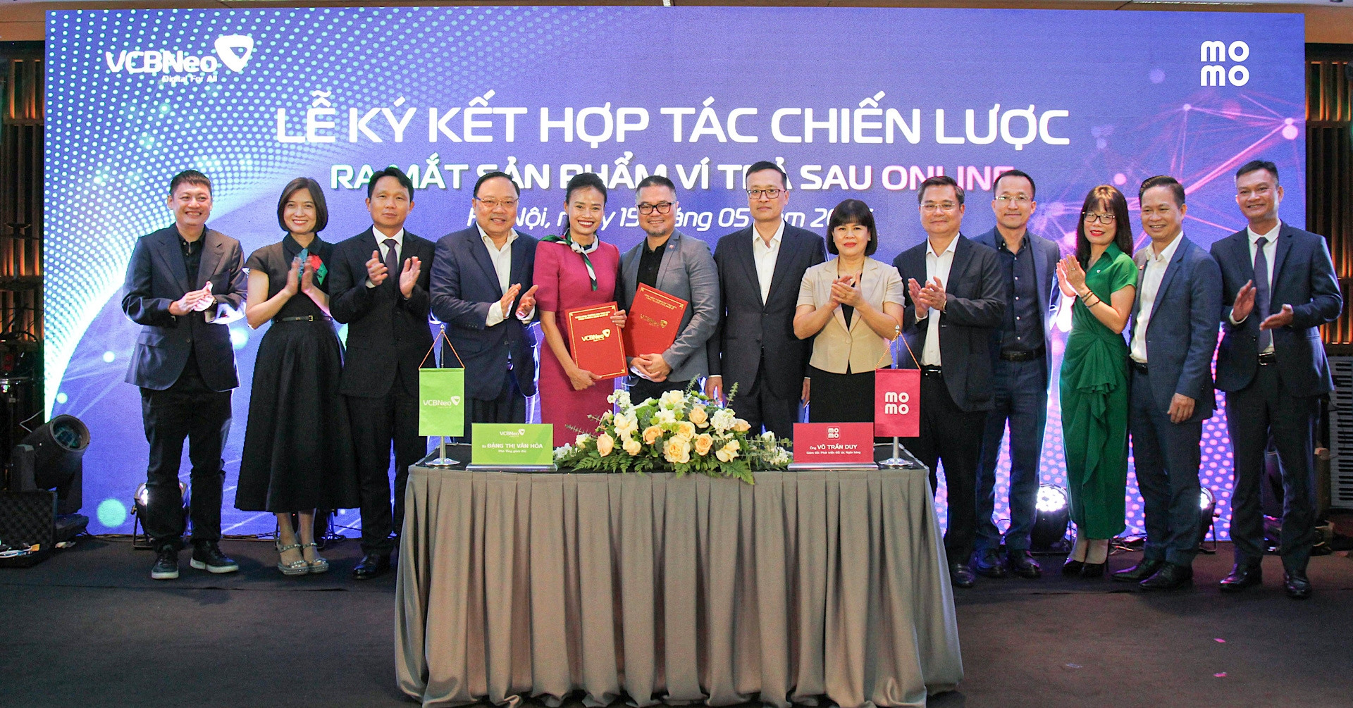 VCBNeo hợp tác MoMo, ra mắt Ví trả sau Online