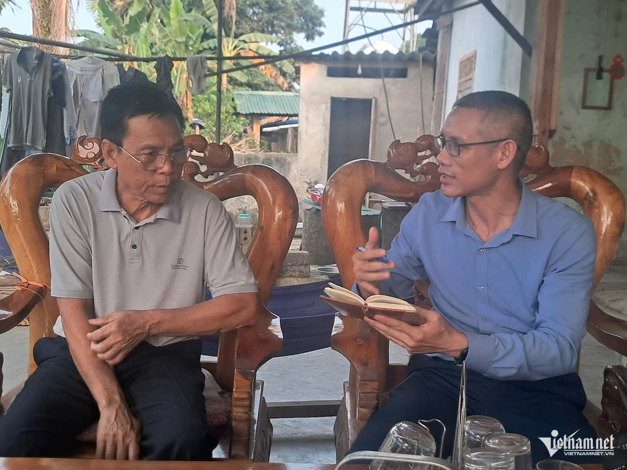 W-Ông Vi Thành Bình cháu nội cụ Vi Văn Khang đang trò chuyện.jpg