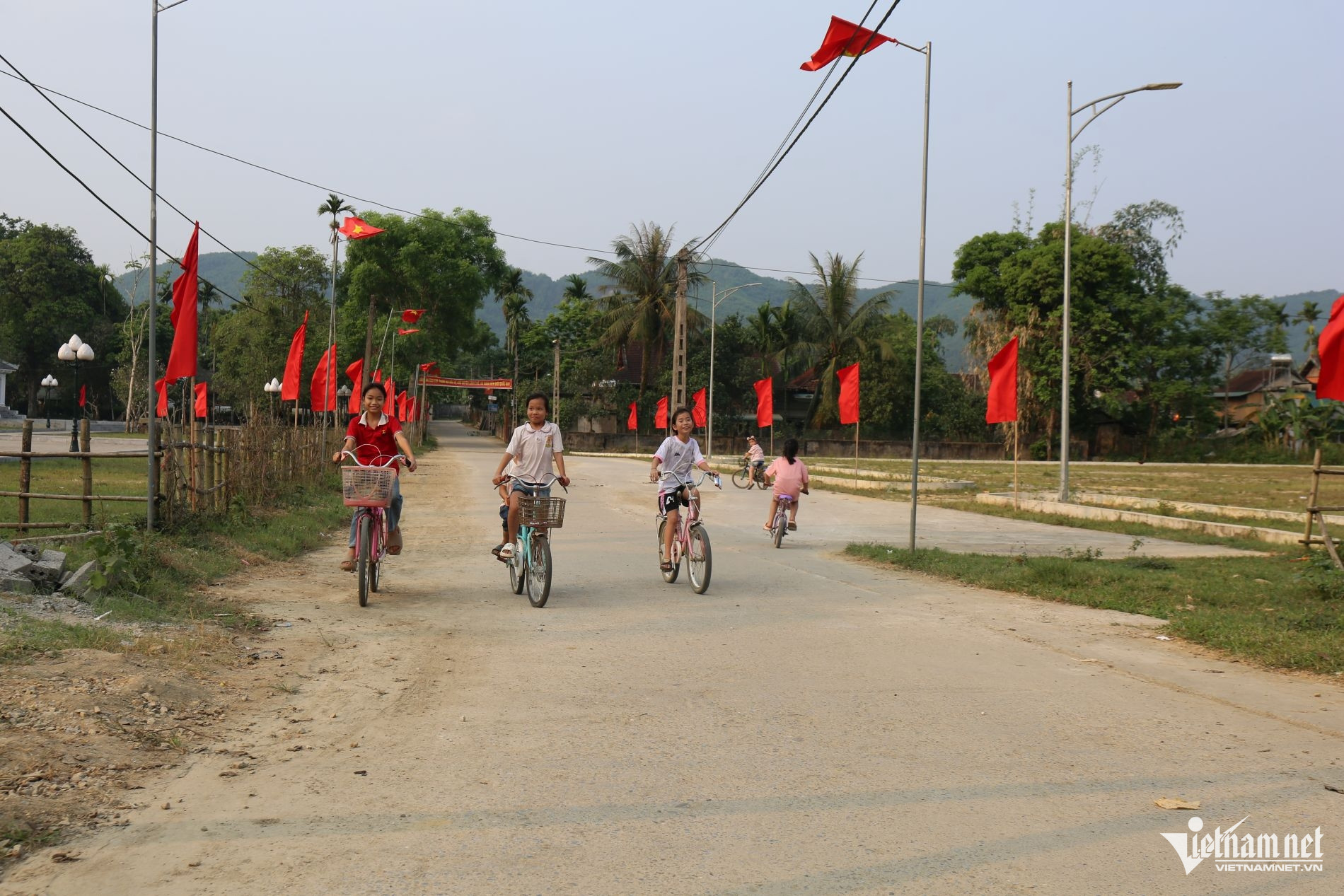 W-Trẻ em nô đùa trước khu di tích nhà cụ Vi Văn Khang.jpg