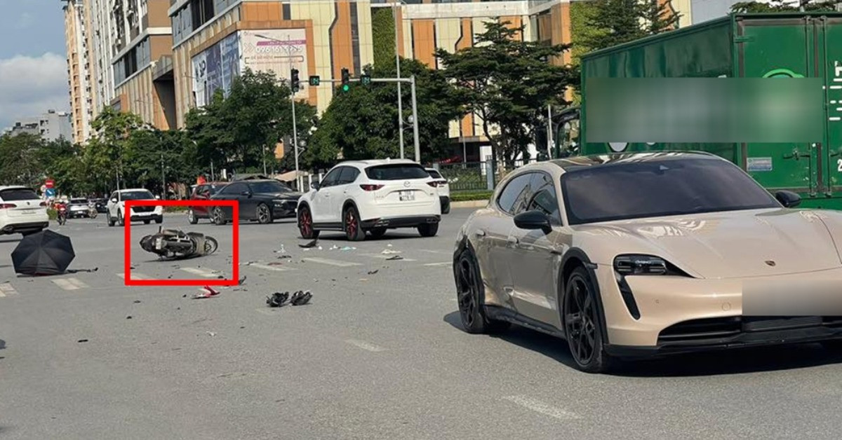 Va chạm với ô tô Porsche ở Hà Nội, xe máy biến dạng