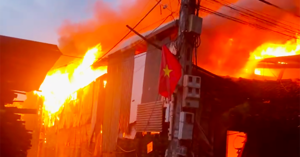 Cháy ngùn ngụt xưởng gỗ tại Hà Nội, cột khói đen bốc cao hàng chục mét