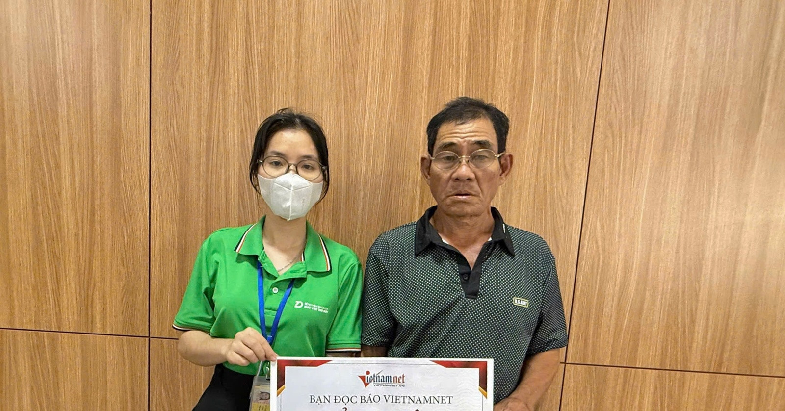 Bạn đọc giúp đỡ người phụ nữ bán vé số bị tai nạn hơn 45 triệu đồng