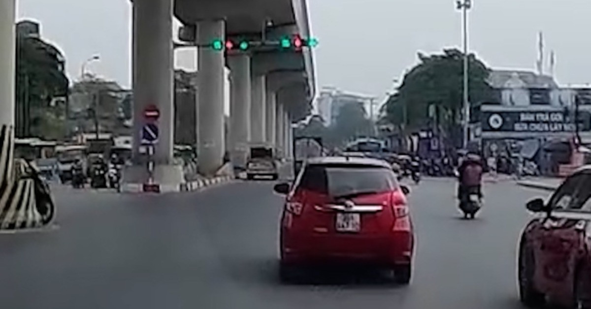 Đèn tín hiệu đang xanh bất ngờ nhảy đỏ, Cục CSGT nói gì về việc xử phạt?