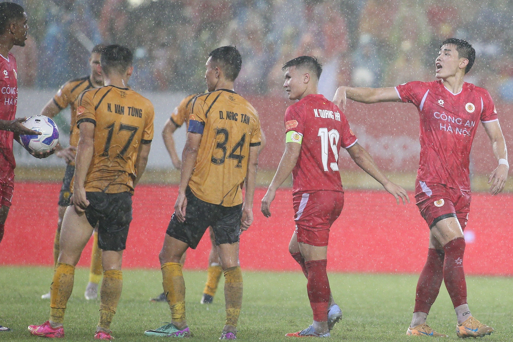 Đình Bắc bị tranh đá penalty trong ngày CAHN đăng quang V-League