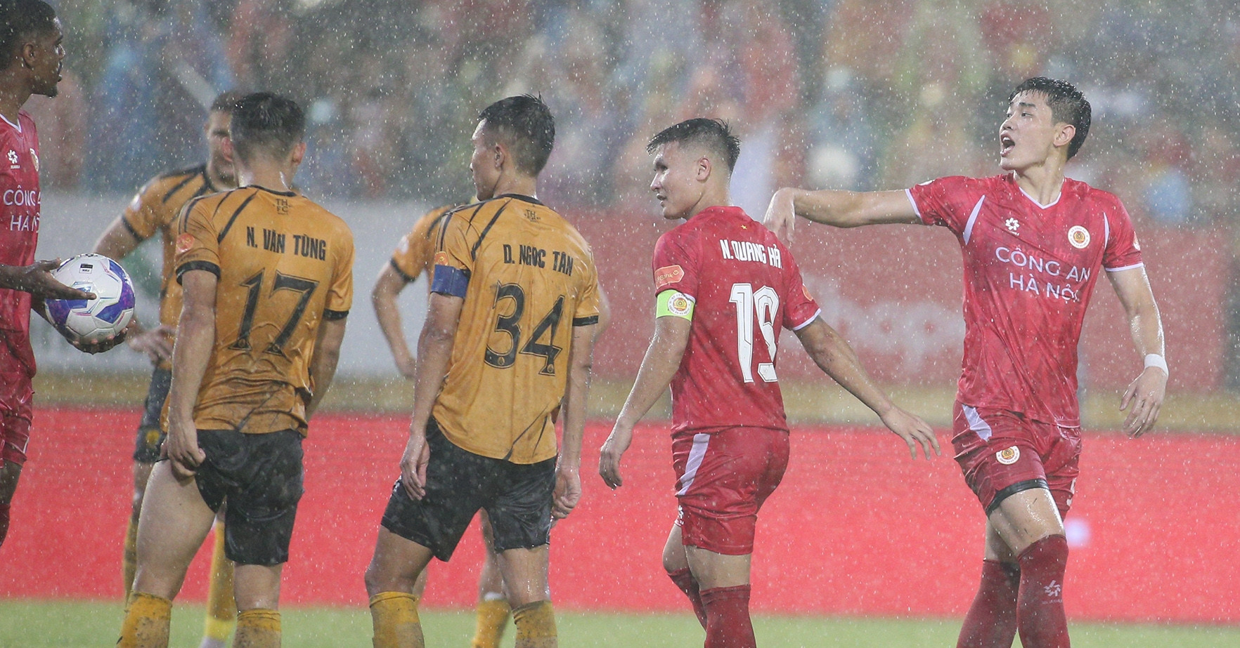 Đình Bắc bị tranh đá penalty trong ngày CAHN đăng quang V-League