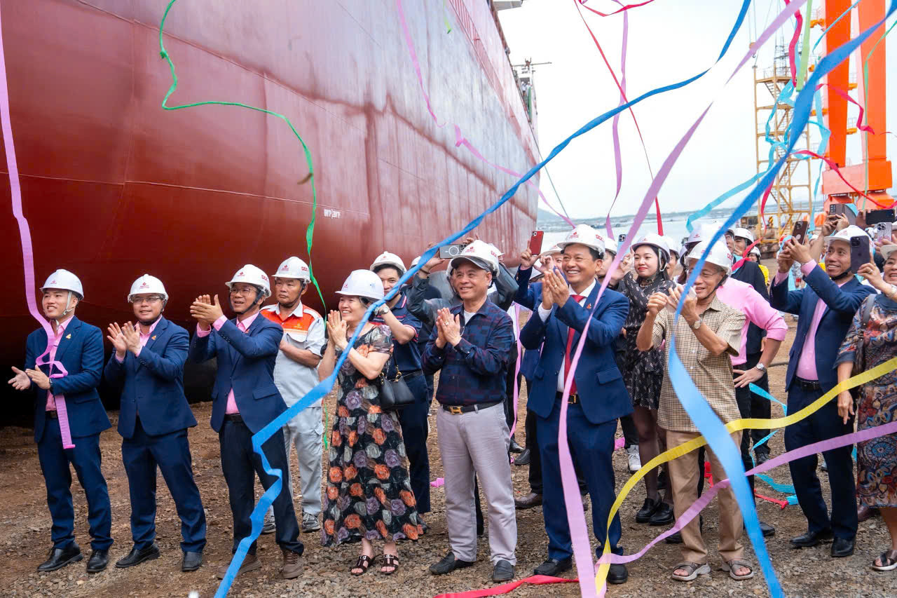 Tàu chở dầu/hóa chất 21.800 DWT “made in Vietnam” chính thức hạ thủy 2 ha thuy 1.jpg