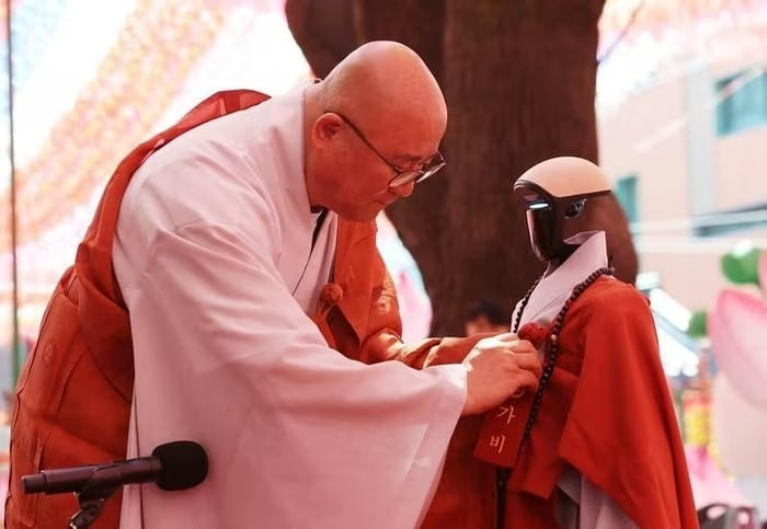 Robot tu sĩ Gabi chuẩn bị làm lễ tấn phong tại chùa Jogye Temple ở Seoul. Ảnh: news.nate.com