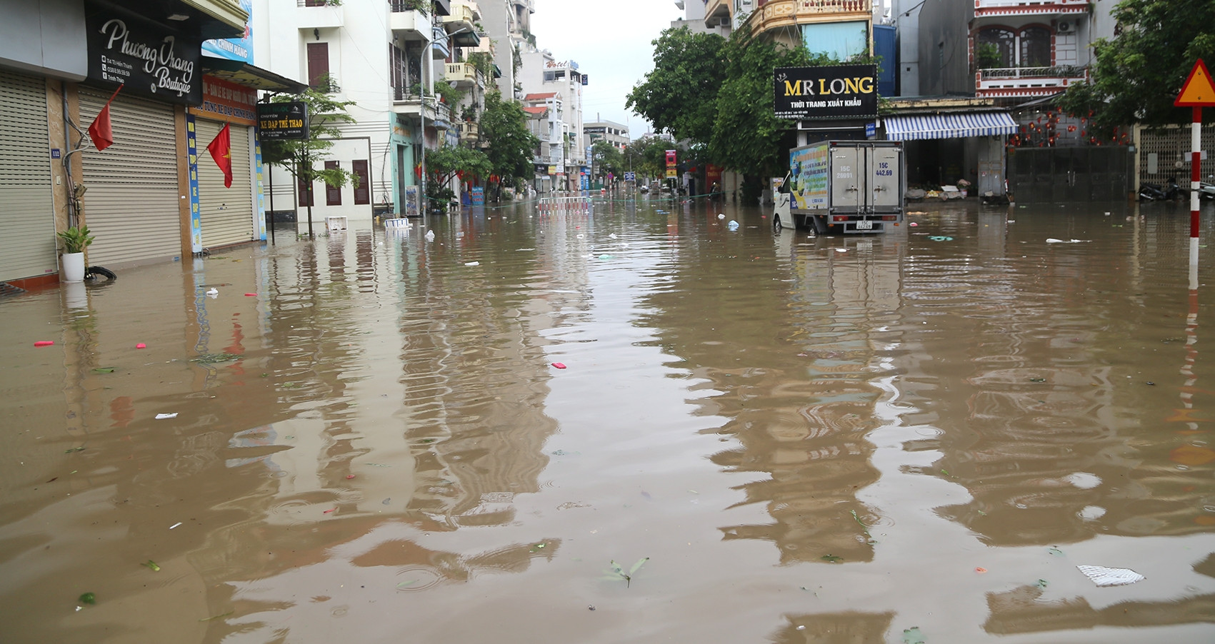 Mưa lớn kéo dài ở Quảng Ninh, Hải Phòng, nước tràn vào ngập cả tủ lạnh nhà dân
