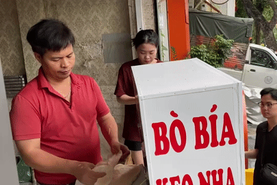 Người đàn ông bán bò bía có ‘thói quen lạ’, khách chờ cả tiếng để mua