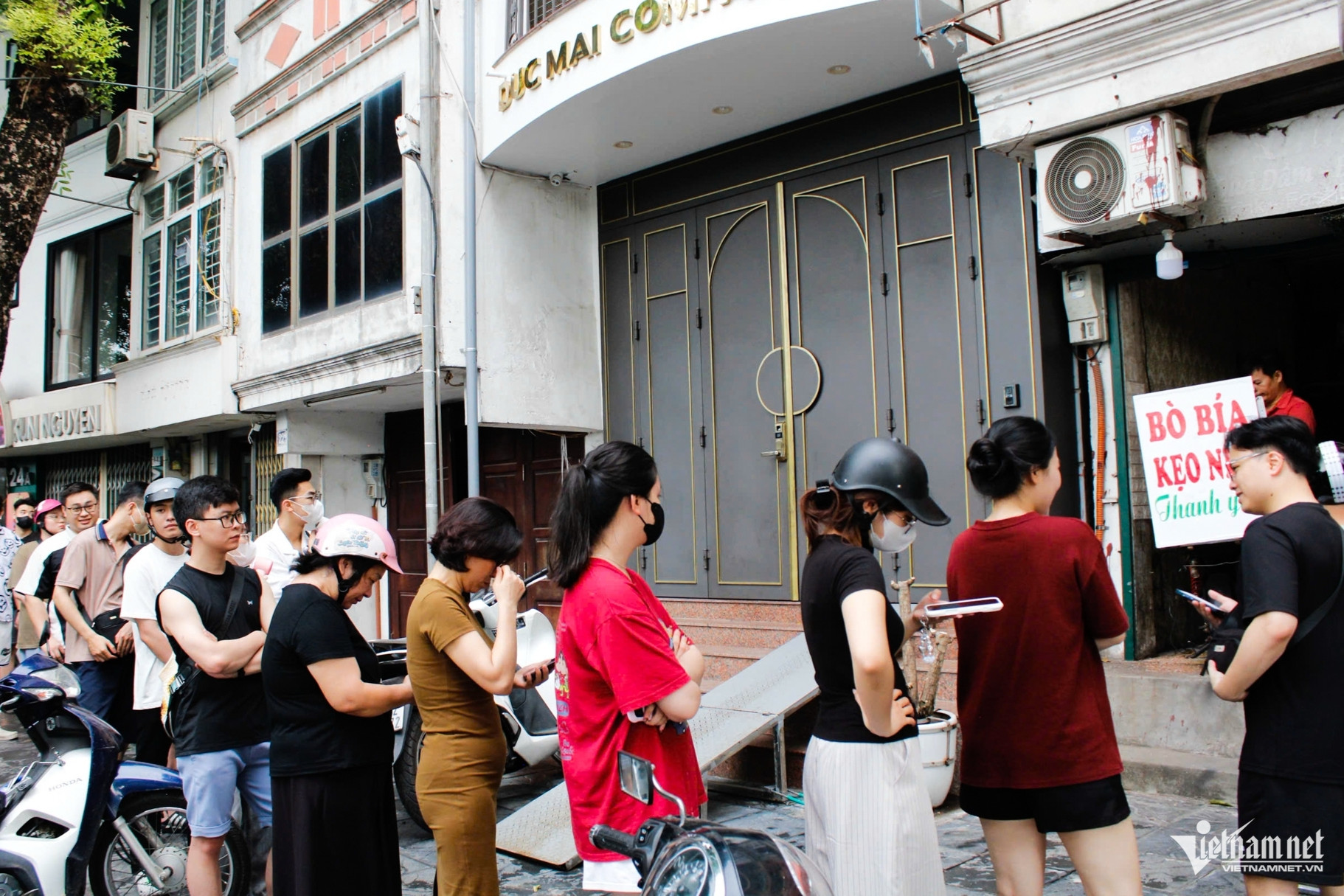 https://static-images.vnncdn.net/vps_images_publish/000001/000003/2026/5/17/nguoi-dan-ong-ban-bo-bia-co-thoi-quen-la-khach-cho-ca-tieng-de-mua-1101.jpg
