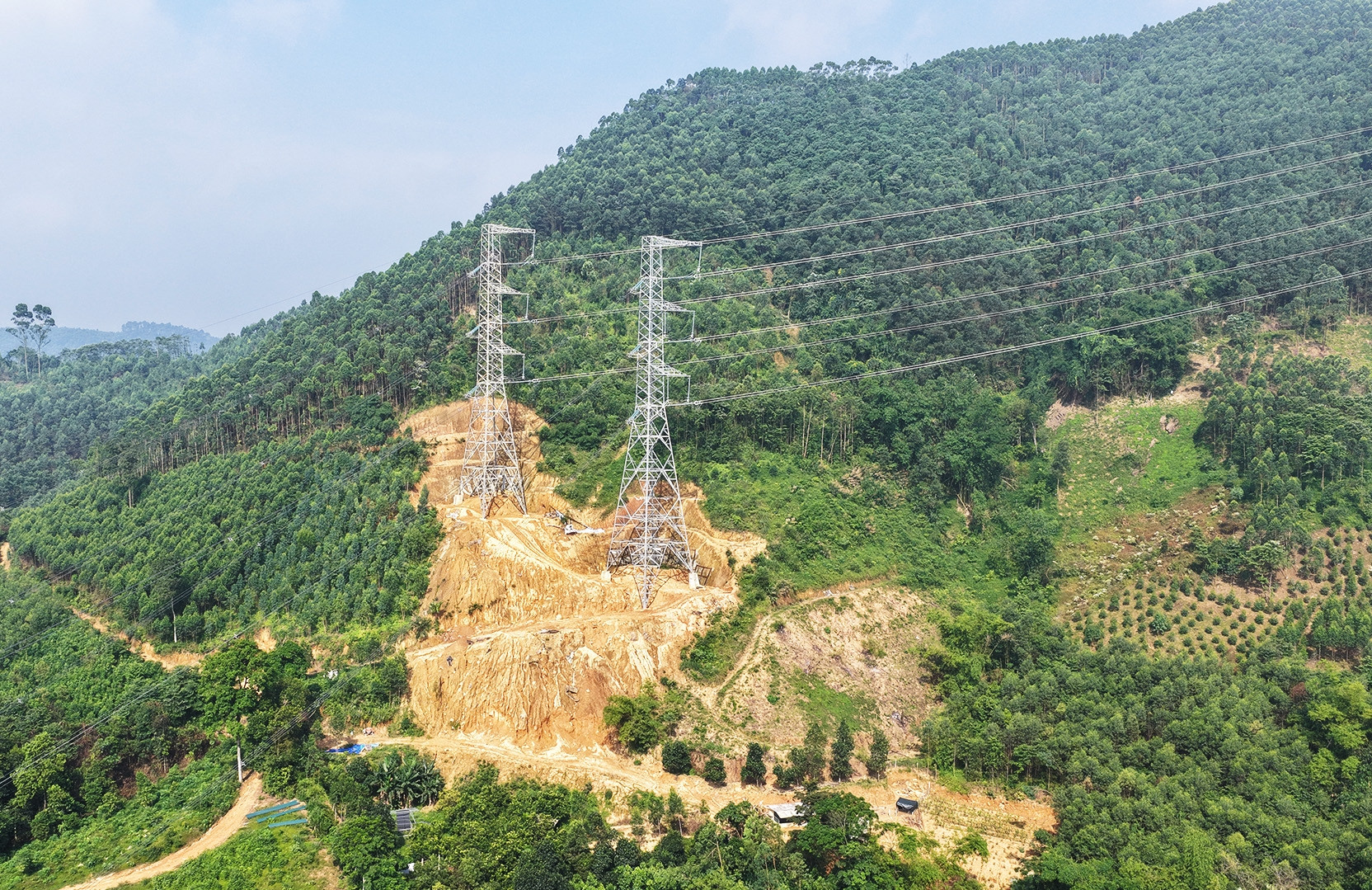 Sạt lở nham nhở, mái kè bỏ dở tại cột điện thuộc dự án 500kV Lào Cai - Vĩnh Yên