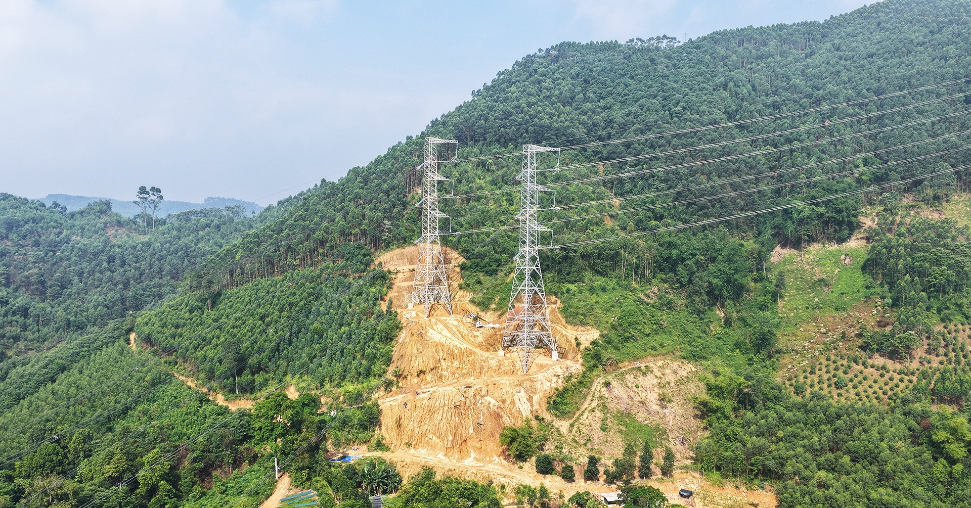 Sạt lở nham nhở, mái kè bỏ dở tại cột điện thuộc dự án 500kV Lào Cai - Vĩnh Yên