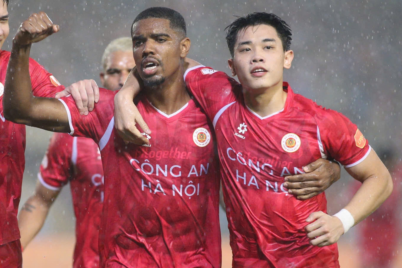 Khiêu vũ dưới mưa, CAHN vô địch V-League sớm 3 vòng đấu
