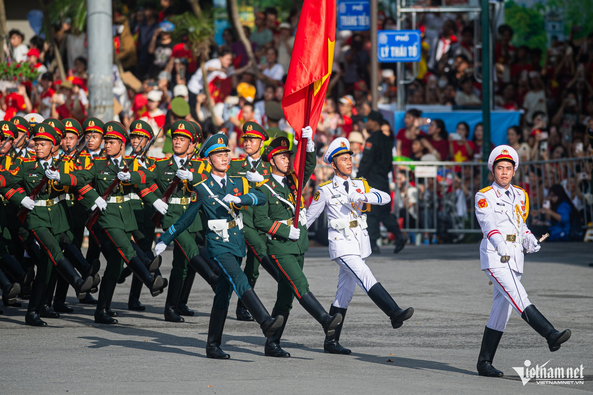 w dieu binh quoc khanh nguyen hue 5 2702.jpg