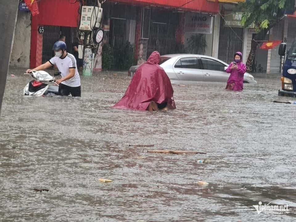 Mưa giông dữ dội ở nhiều nơi, miền Bắc tiếp tục chuỗi ngày thời tiết xấu