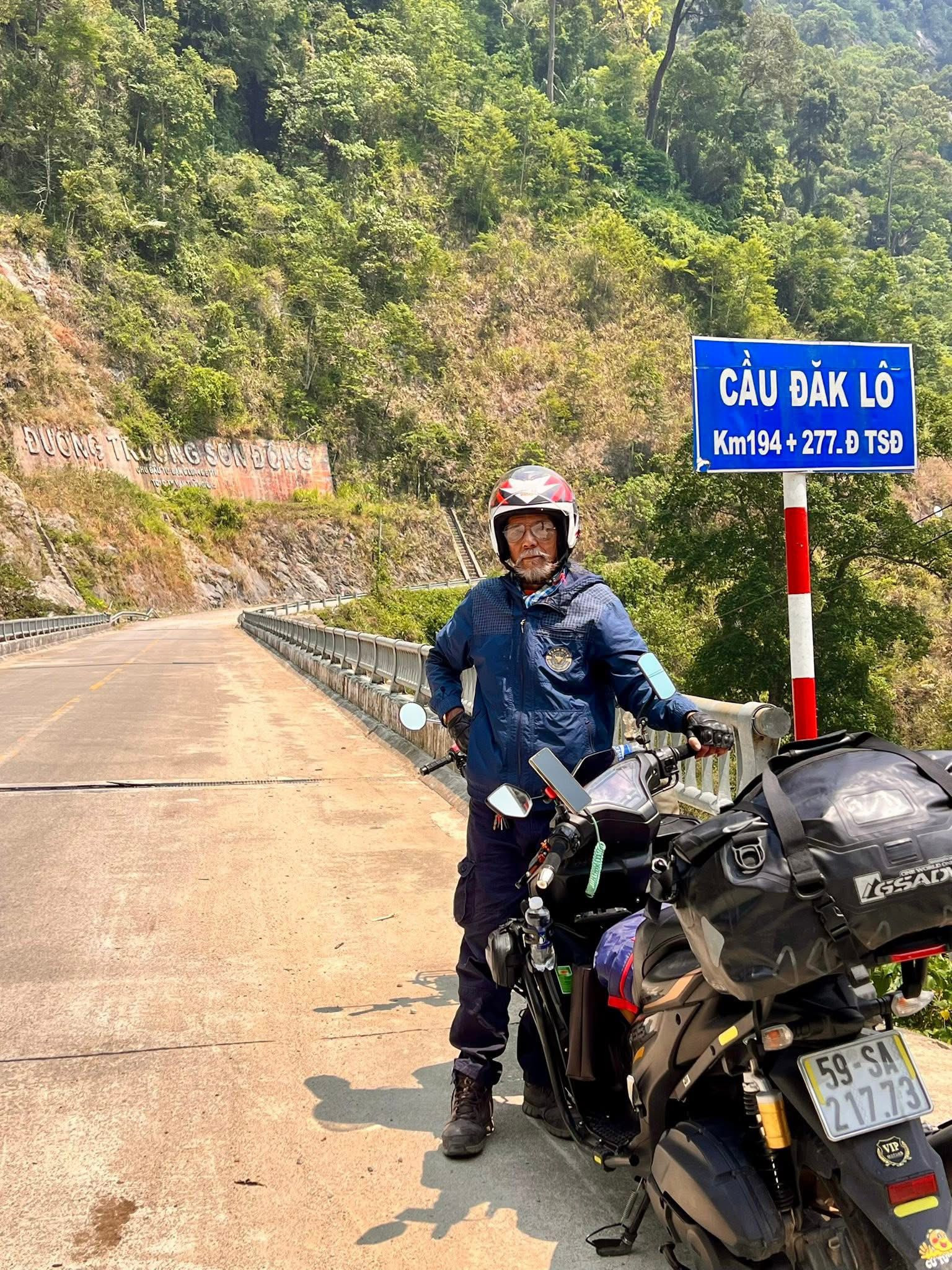 Khách TPHCM lái xe máy xuyên Việt 31 ngày, tiết lộ tuổi gây ngỡ ngàng https://static-images.vnncdn.net/vps_images_publish/000001/000003/2026/5/18/75-tuoi-xuyen-viet4-1603.jpg