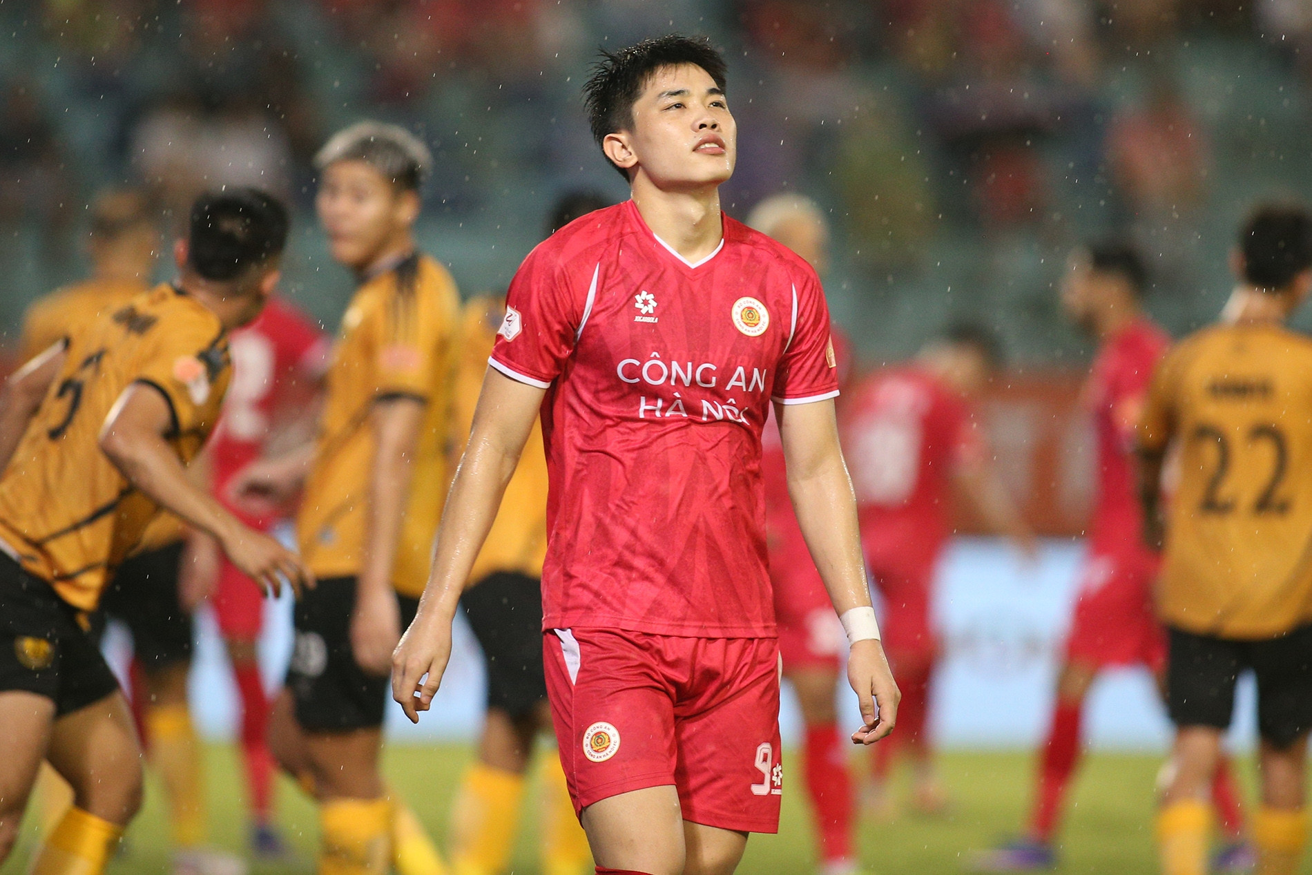 Bị tranh đá penalty, Đình Bắc lỡ cơ hội lập kỷ lục V-League